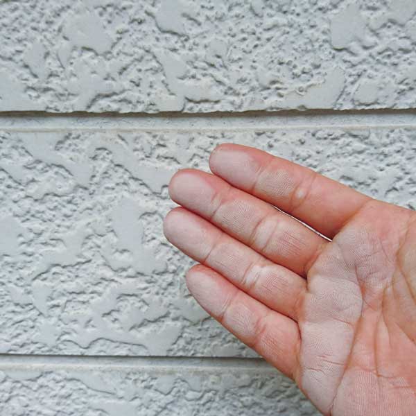 外壁を手で触ると白い粉が付く